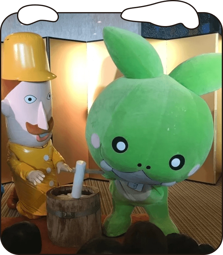 ササダンゴンと餅つきをするレルヒさん