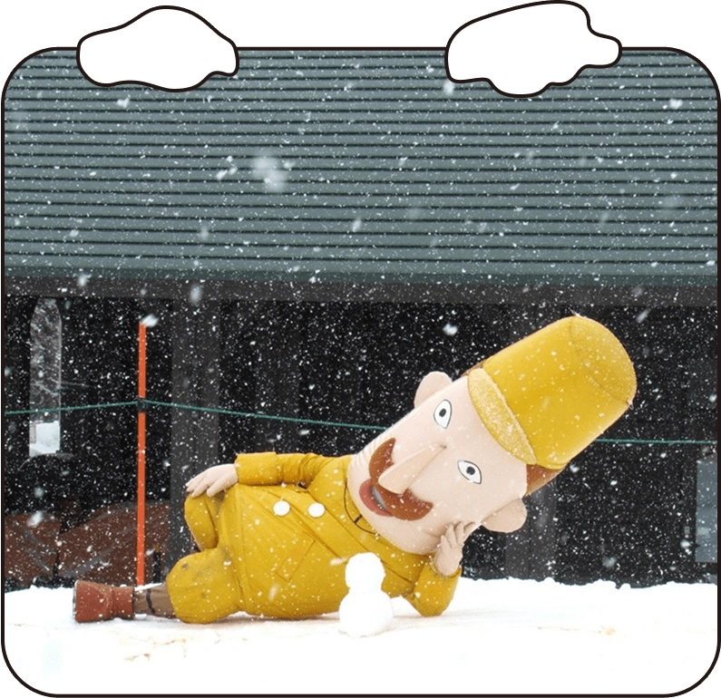 雪の上に横になるレルヒさん